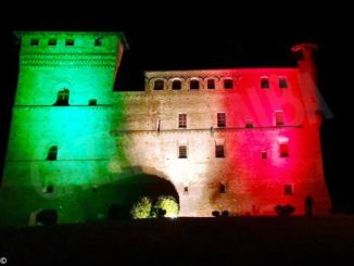 Il tricolore spicca di notte sul castello di Grinzane Cavour