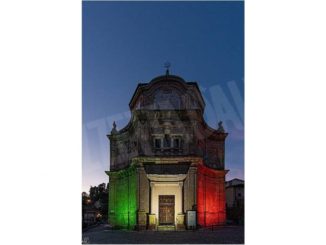 Guarene: la chiesa dell'Annunziata illuminata col tricolore