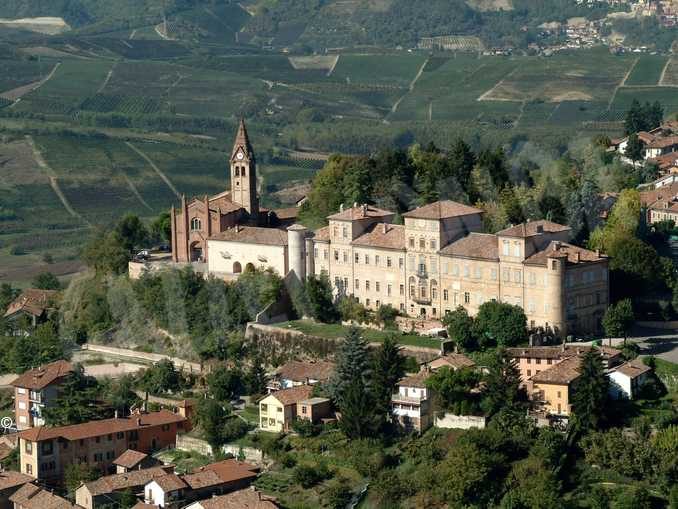 Trovata morta in un sentiero tra le vigne di Magliano Alfieri