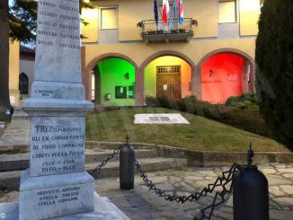 Luci tricolori sulle piazze di Alba, Treiso, Santo Stefano Belbo e Savigliano 1