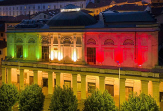 Anche il Teatro Politeama a Bra illuminato col Tricolore