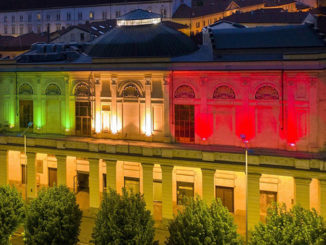 Anche il Teatro Politeama a Bra illuminato col Tricolore