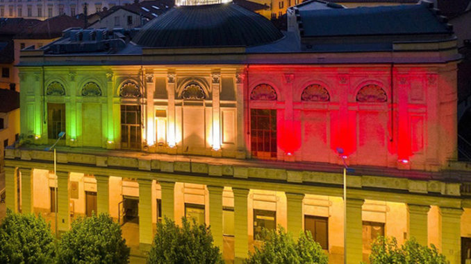 Anche il Teatro Politeama a Bra illuminato col Tricolore