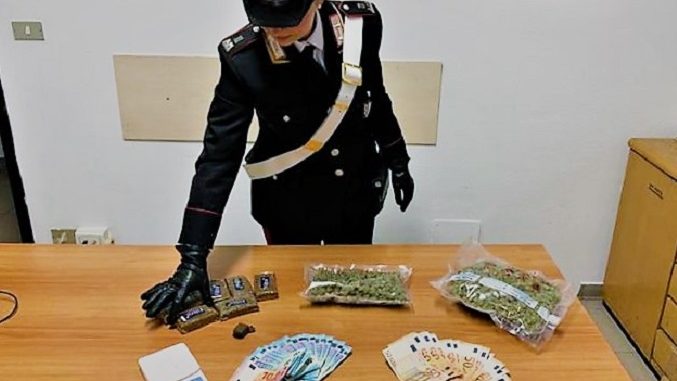 Droga: spaccia da casa, arrestato dai carabinieri