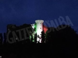 Il castello di Monticello è illuminato con il tricolore