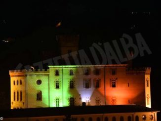 Il castello di Barolo è illuminato con il tricolore