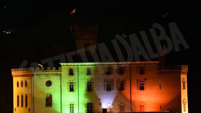 Il castello di Barolo è illuminato con il tricolore