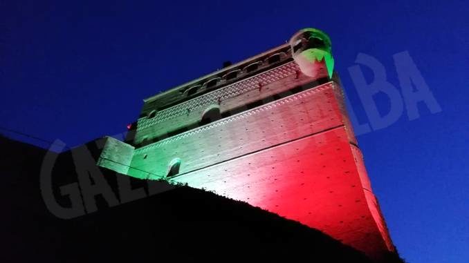 Il castello di Serralunga illuminato col tricolore fino al 2 giugno