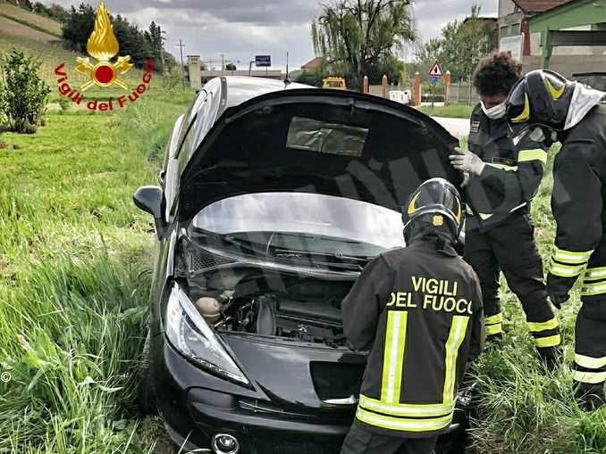 Fuori strada con la propria auto: l'incidente a Borgonuovo di Neive