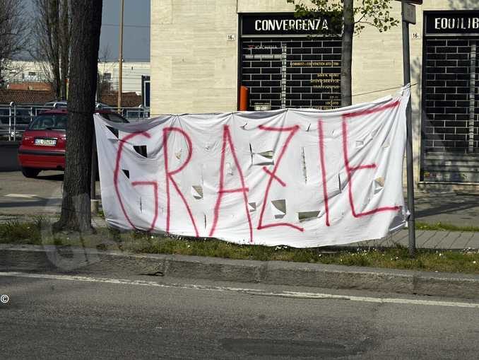 L’enorme grazie all’ospedale finisce su uno striscione