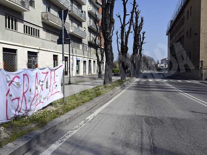 L’enorme grazie all’ospedale finisce su uno striscione 1