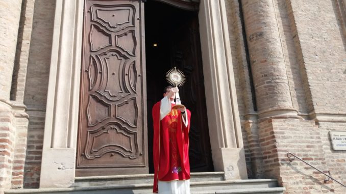 A Corneliano e Piobesi benedizione pasquale dal sagrato delle parrocchiali