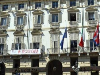 Io resto a casa, striscione di sei metri affisso al palazzo della Regione a Torino