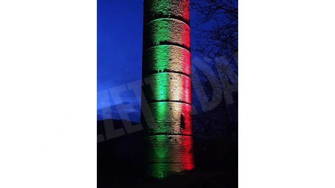 Cortemilia: la torre, di sera, diventa tricolore