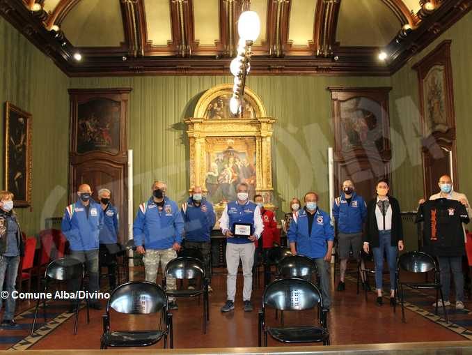 I sei motoclub albesi uniti per fare beneficenza presentano al sindaco la loro lotteria
