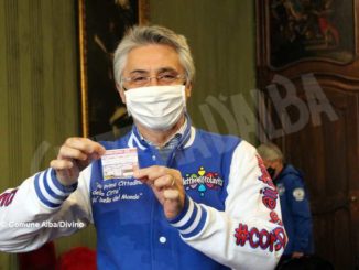 I sei motoclub albesi uniti per fare beneficenza presentano al sindaco la loro lotteria 1