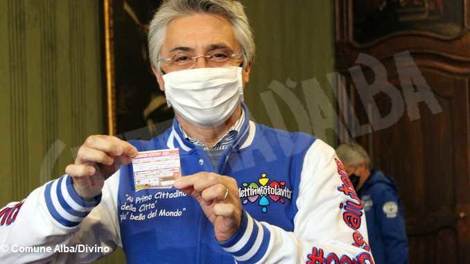 I sei motoclub albesi uniti per fare beneficenza presentano al sindaco la loro lotteria 1