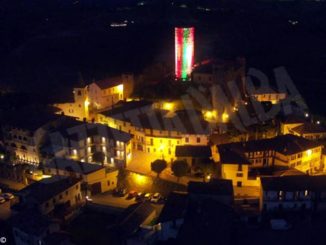 Castiglione Falletto: la torre del castello illuminata coi colori della bandiera italiana