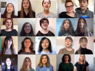 Il coro degli studenti canta a distanza