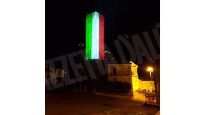 La torre di Albaretto è diventata tricolore