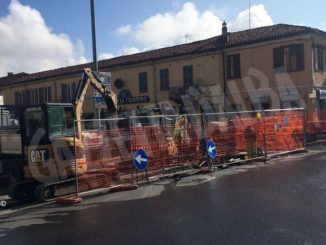 Lavori nella rotonda di via Vittorio Veneto a Bra, traffico deviato