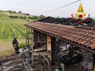 In fiamme una rimessa agricola in frazione Bosi: distrutti quattro trattori