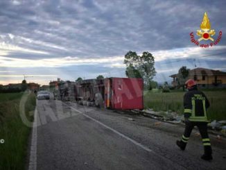 Tir si ribalta di lato in frazione Trucchi: conducente ferito in modo lieve