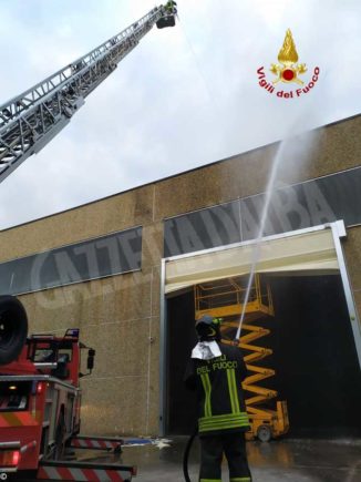 In fiamme un deposito di rifiuti dell'azienda An servizi a Sommariva Bosco