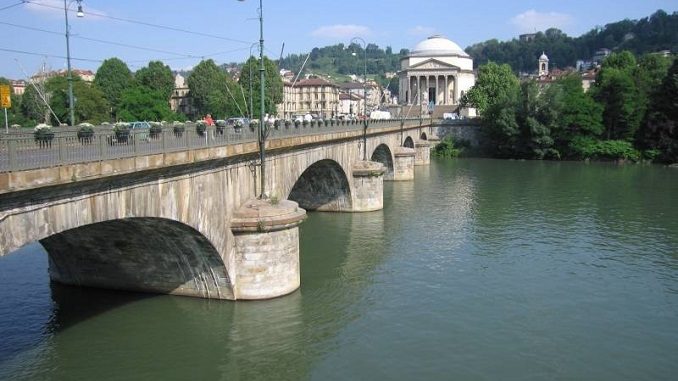 Cadavere trovato nel fiume Dora a Torino