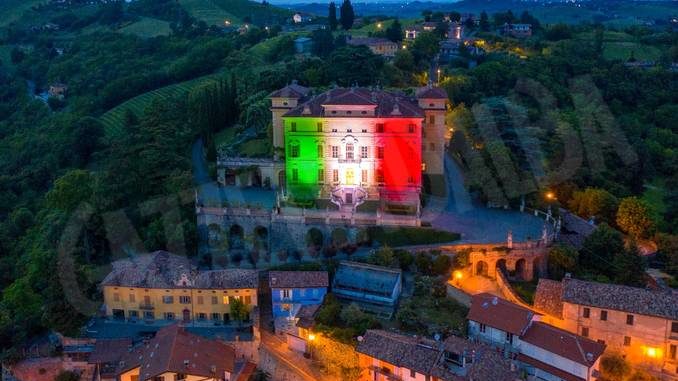Illuminato con il tricolore il castello Gancia di Canelli