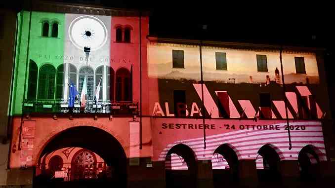Il Municipio di Alba illuminato, fino a domenica 28 giugno, di rosa e tricolore per il Giro d'Italia