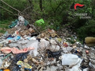 Abbandonano 50 metri cubi di rifiuti in un bosco a Sommariva Perno: denunciati