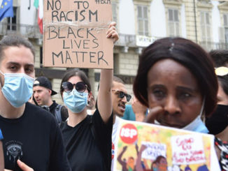 Duecento in piazza a Torino, città è ancora razzista