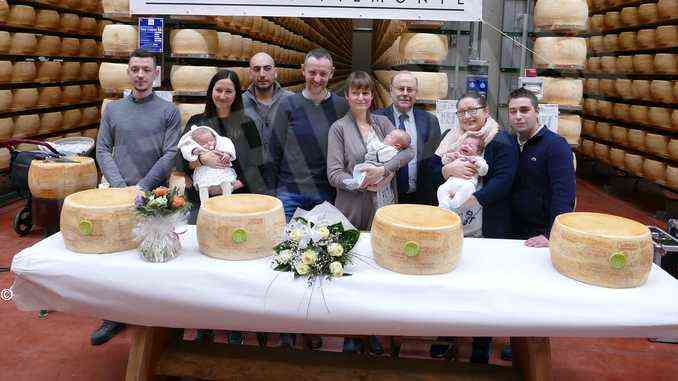 Una ruota di formaggio ai primi nati del 2020: ci pensa il caseificio Valgrana