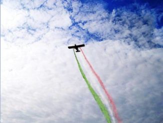 Scia tricolore nel cielo di Grinzane, l’omaggio alla Repubblica da parte della Pro loco