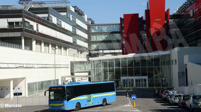 Il bus che da Alba arriva al nuovo ospedale di Verduno