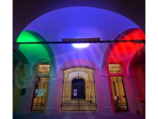 Il municipio di Corneliano illuminato con i colori della bandiera italiana