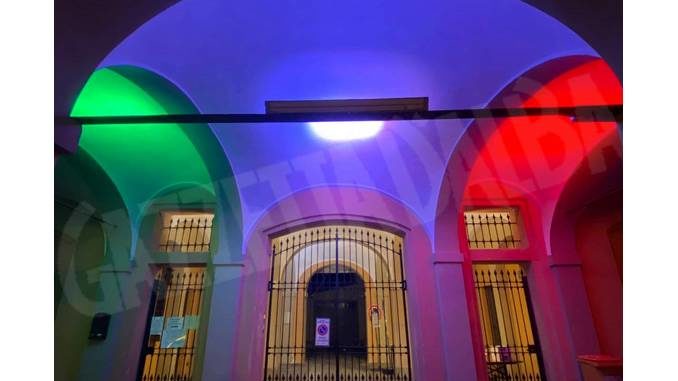 Il municipio di Corneliano illuminato con i colori della bandiera italiana