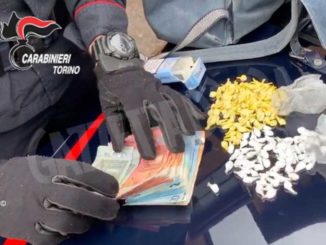 Per dare meno nell'occhio un dicannovenne lanciava la droga agli acquirenti