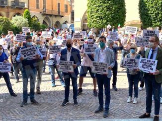 Oltre 200 persone al flash mob promosso dalla Lega a Cuneo