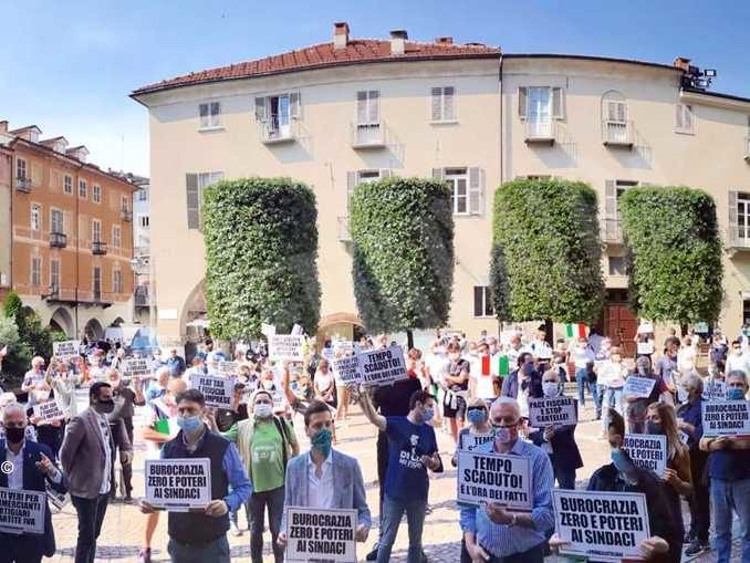 Oltre 200 persone al flash mob promosso dalla Lega a Cuneo 1