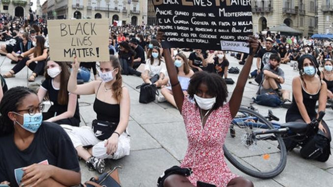 Minneapolis: «Il razzismo è ovunque», migliaia di persone in piazza a Torino