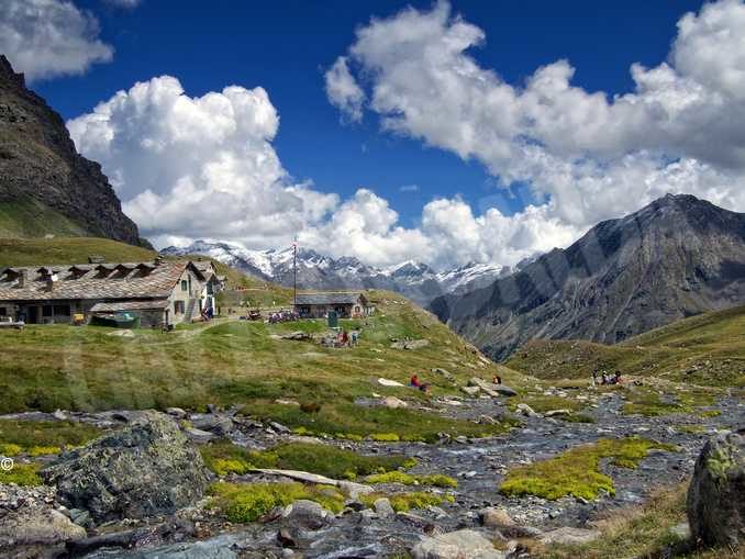 Rifugi alpini, la ripartenza cammina sui sentieri in cerca di sicurezza e serenità