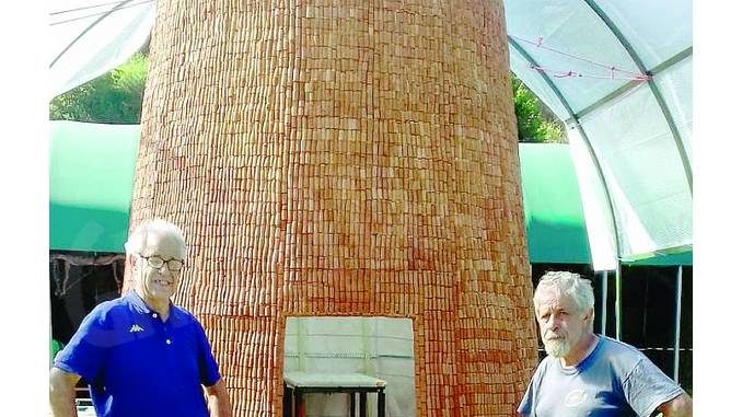 Neive: un nuraghe con 40mila tappi di sughero realizzato dai fratelli Cossu
