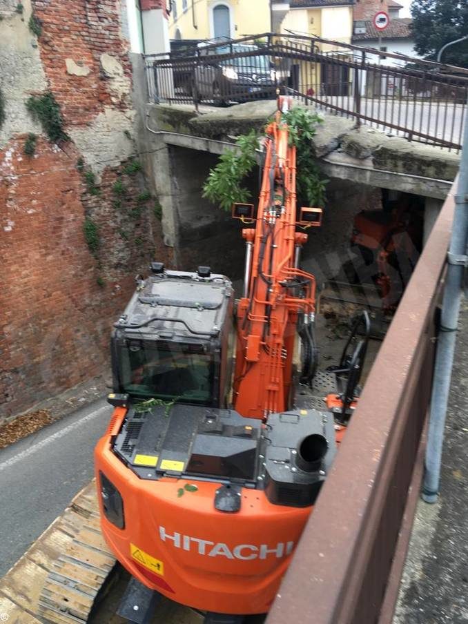 Traffico deviato in via Vittorio Emanuele a Sommariva Perno