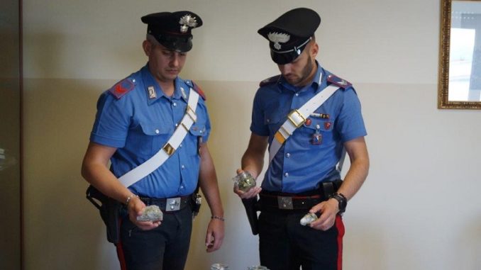 Due giovani arrestati per detenzione ai fini di spaccio di stupefacenti