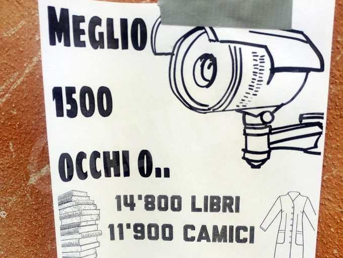 Volantini anonimi contro le telecamere di sorveglianza affissi in centro