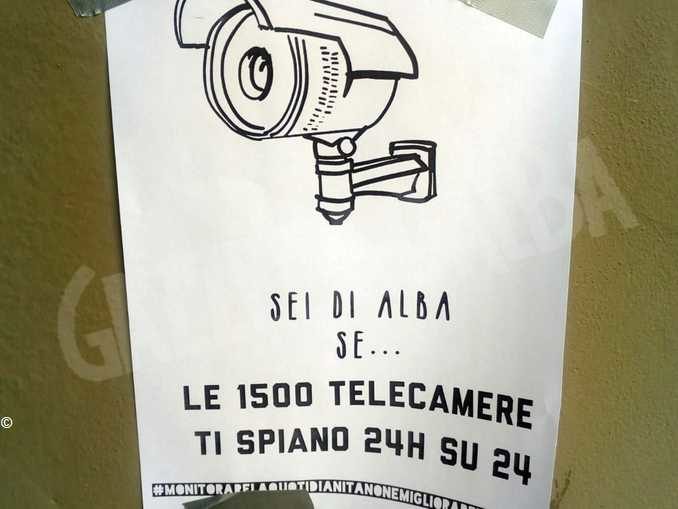 Volantini anonimi contro le telecamere di sorveglianza affissi in centro 1