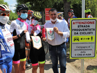 Alba: la ciclista dei record Paola Gianotti ha fatto tappa in città con il suo Giro del Piemonte e la campagna di sensibilizzazione "Io rispetto il ciclista” 1