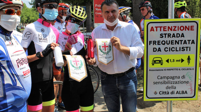 Alba: la ciclista dei record Paola Gianotti ha fatto tappa in città con il suo Giro del Piemonte e la campagna di sensibilizzazione "Io rispetto il ciclista” 1